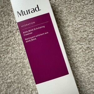 Murad Hydration Exfoliating Cleanser in White and Purple